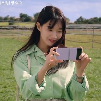 jeongjeonginuna's tweet photo. Fyi, harga samsung z flip 8 512gb tuh ±1,9 juta won. Sedangkan UMR Korea ±2,1 juta won. Itu baru upah minimal yh, belum tunjangan, uang lembur, dll.

Jadi realistis aja kalo di drakor karyawan kantoran biasa bisa kebeli itu hp. Kim bujang aja bisa beliin Minji. Jangan bayangin karjimut Indo. 😭