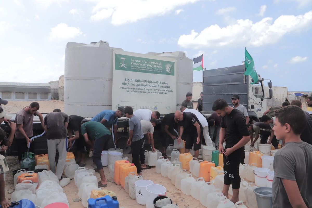 KSRelief's tweet photo. #مركز_الملك_سلمان_للإغاثة يواصل توفير مياه الشرب الآمنة في قطاع #غزة بضخّ 500 ألف لتر في مختلف المحافظات، ضمن الحملة الشعبية السعودية لإغاثة الشعب الفلسطيني، دعمًا لمقومات الحياة وصمود السكان. https://t.co/s7qTjdpIPl