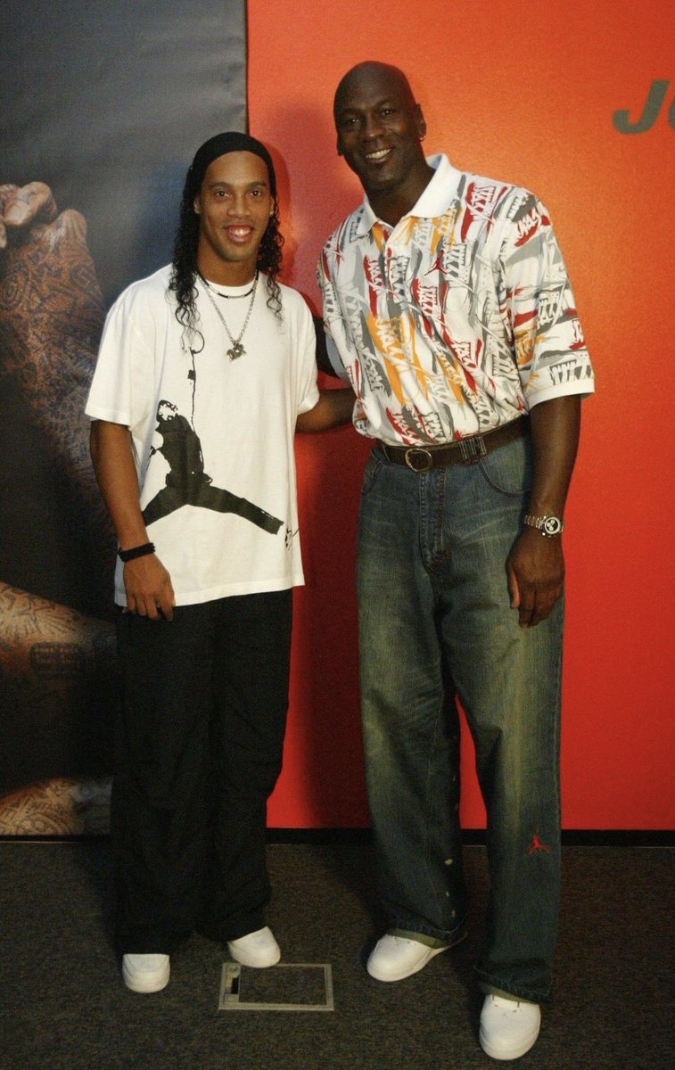 Barca_Archive's tweet photo. Michael Jordan meeting Ronaldinho during his Nike promotional visit to Barcelona, 2006. https://t.co/69CxMy2p5u