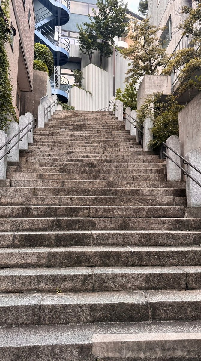 CafeOrangeTokyo's tweet photo. 映画ちいかわで好きな作画シーン、帰りの特産品を受け取るシーンの島二郎の作画、帰りの船でうさぎが🍬をちいちゃんにねだるシーンの3人の動きと作画が好き😊 https://t.co/B67hXsaqBs