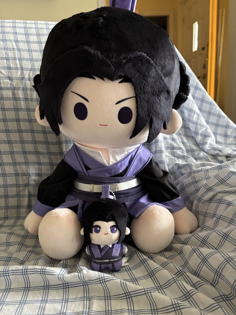 sporksmillions's tweet photo. BIG AND MINI CHENGCHENG. that is his side of the couch now he owns it https://t.co/dJRzUoPmjr