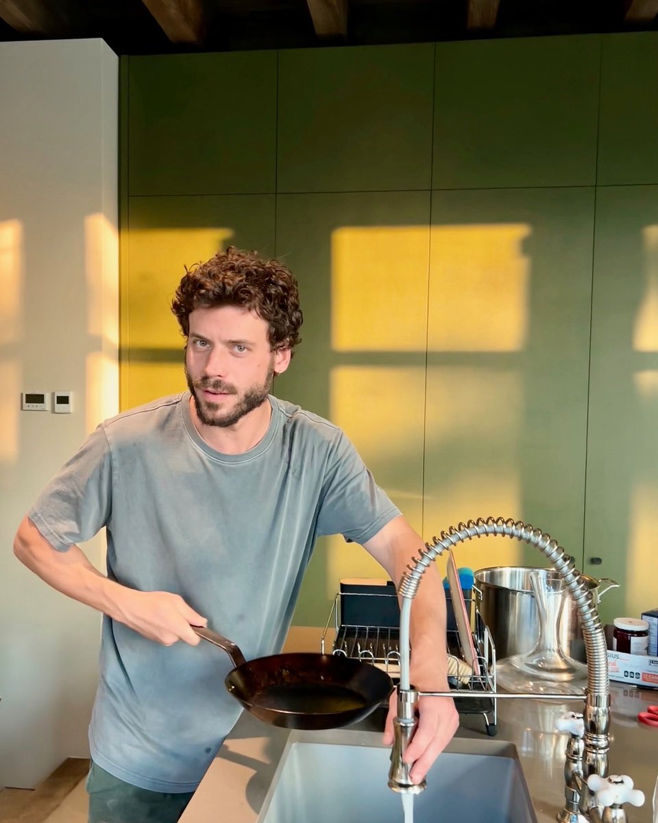 Stretch4Rich's tweet photo. Don’t mind, Mister Reed, who is making your meal for the day. 
What should I made for you, he questioned the reader. https://t.co/PZrqFZRwKH