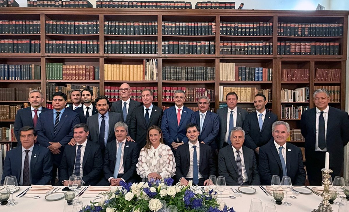 Rolo_Figueroa's tweet photo. PARÍS SE VISTE DE CELESTE Y BLANCO 🇦🇷🇨🇵

Ya nos encontramos reunidos en la Embajada Argentina en París los gobernadores que participamos de la delegación argentina, junto al jefe de Gabinete, @diegosantilli ; el ministro @LuisCaputoAR y el canciller @pabloquirno.

Te agradezco, @IanArgentinoS, por tus palabras de bienvenida en la previa de la #ArgentinaWeek. Desde Neuquén venimos a mostrar lo que estamos haciendo para transformar la realidad de nuestra provincia, generar nuevas oportunidades y abrir mercados en el mundo. Estamos convencidos de que, si a Neuquén le va bien, a la Argentina le va a ir bien.