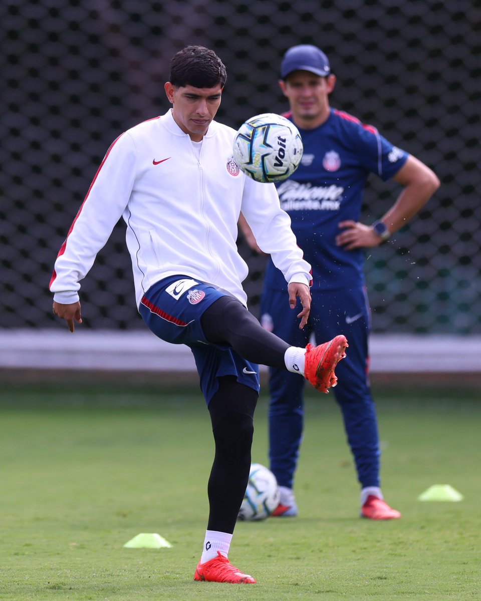Chivas's tweet photo. 🔥 Preparando todo para el fin de semana 🔜

#ElClásicoDeMéxico 🇲🇽 https://t.co/u4r3PPsQvB