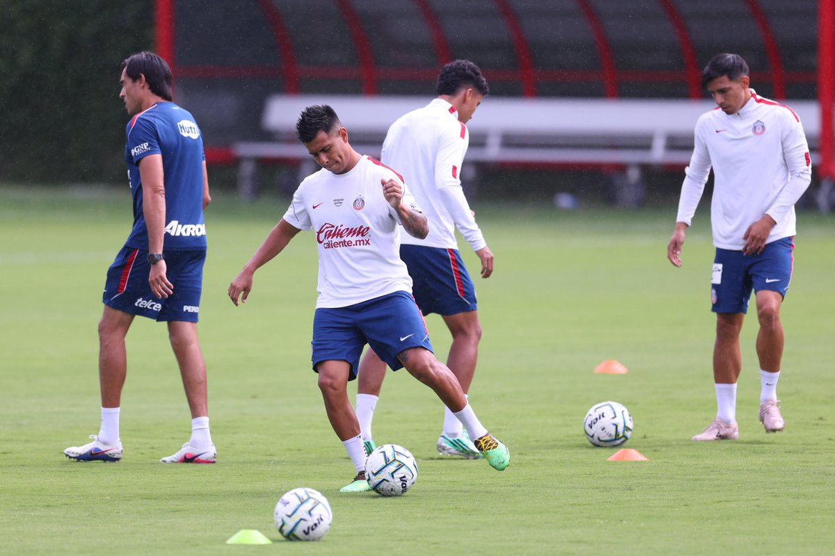 Chivas's tweet photo. 🔥 Preparando todo para el fin de semana 🔜

#ElClásicoDeMéxico 🇲🇽 https://t.co/u4r3PPsQvB