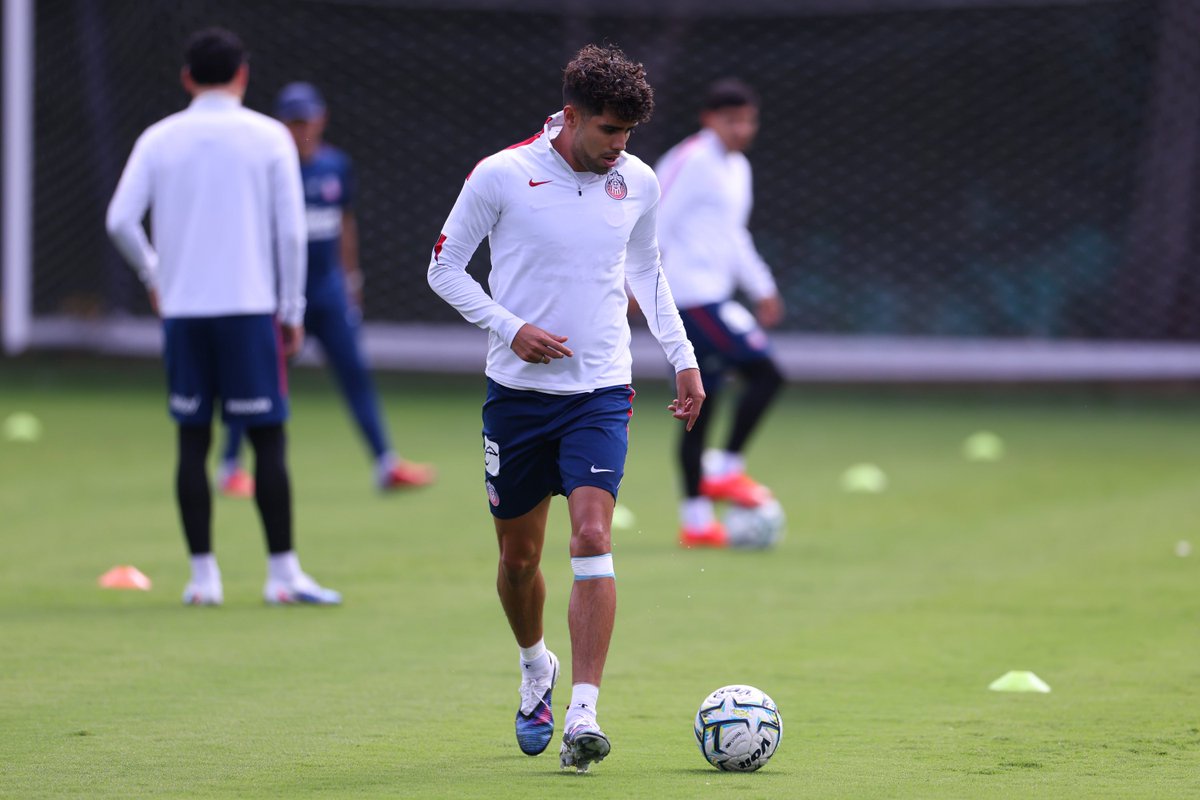 Chivas's tweet photo. 🔥 Preparando todo para el fin de semana 🔜

#ElClásicoDeMéxico 🇲🇽 https://t.co/u4r3PPsQvB
