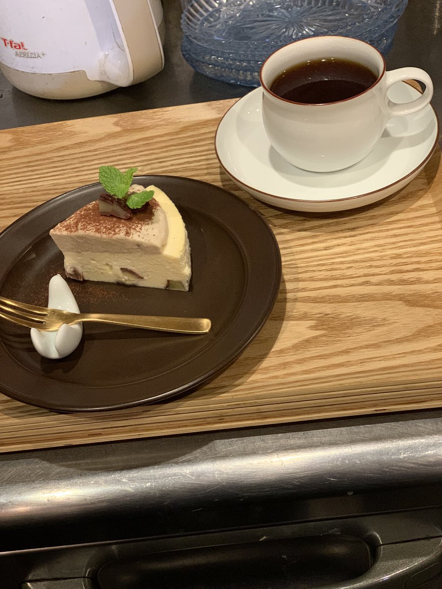 mozucoffee's tweet photo. 千駄木は久しぶりに雨が降らない日になりそうですね

新発売
「ガレットブルトンヌ　ラムレーズン」

季節限定のマロンチーズケーキあり〼

本日も朝8時から

ハニーレモンクリームチーズトースト人気です
ありがとうございます

東京都文京区千駄木3-36-7
東京メトロ千代田線　
千駄木駅EV隣
D坂そば https://t.co/tNMtAycTv8
