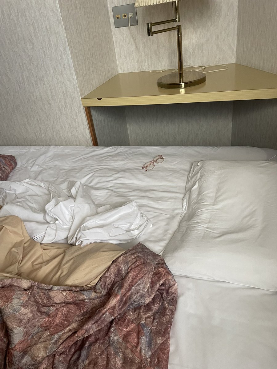 saegoodjob's tweet photo. おはようございます。
畳の部屋に布団が二つ引いてあったけど、ゲストルーム？みたいなベッドがあったから、私はこっちで寝たー。 https://t.co/ryqISICTzg