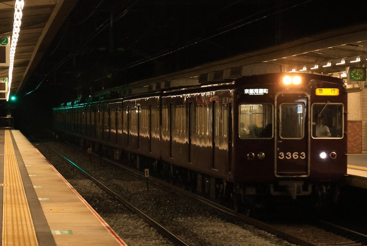 hfaaep's tweet photo. 2026年09月30日 23時31分 
阪急京都本線 西山天王山駅 で人身事故

この事故の影響で運転再開後も
一部で遅延が生じている

列車到着と同時に男性が
線路に立ち入り列車と接触した

事故直後の様子↓
https://t.co/OPh3wky05N
男性が飛び込んだのを目の当たりにし
泣きながら嘔吐する女性の姿 https://t.co/K18W3kExtp