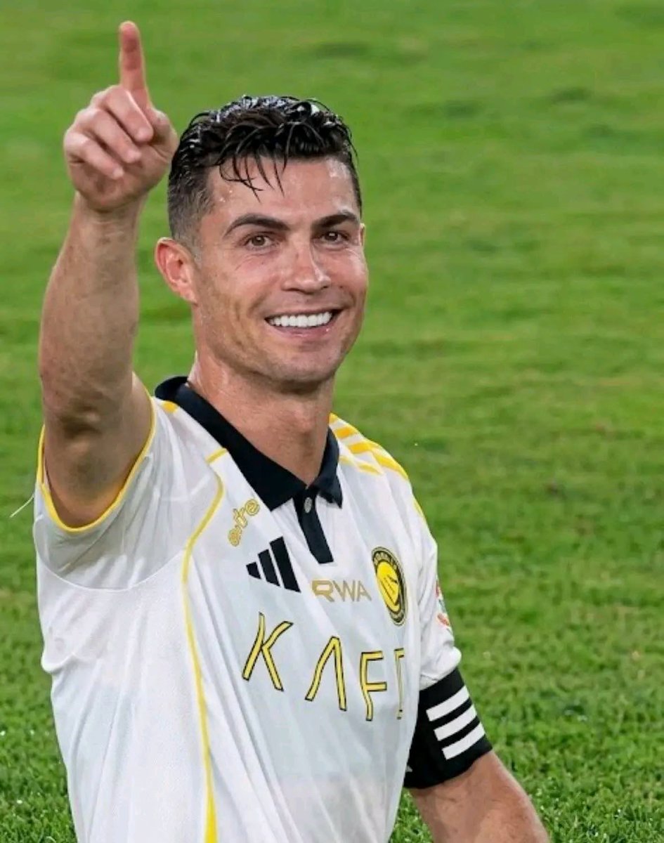 iixa_55's tweet photo. #رونالدو 

أشوف إن رونالدو وصل لمرحلة المفروض يبدأ فيها يفكر بإنهاء مسيرته، مو لأن تاريخه انتهى أو لأنه لاعب عادي، بالعكس تمامًا؛ لأنه لاعب عظيم جدًا وأسطورة ما تحتاج تثبت نفسها لأحد. https://t.co/EeXwgoGZyV