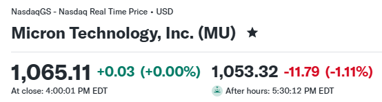 SaltGray's tweet photo. 💾 $MU (マイクロン・テクノロジー)
 【FY2026 Q4】決算ま��め

決算(実績／予想)
【FY2026 Q4】
・売上：542.3億ドル／515.1億ドル→⭕️
・EPS：$33.42／$31.82→⭕️
【FY2026 通期】
・売上：1,331.9億ドル／1,303.4億ドル→⭕️
・EPS：$75.52／$73.88→⭕️

ガイダンス(会社予想／市場予想)
【FY2027 Q1】
・売上：615億ドル(±15億)／579.3億ドル→⭕️
・EPS：$38.15(±$1.00)／$35.92→⭕️

📅 対象期間：2026年5月29日〜2026年9月3日

📌トピック：売上もEPSもガイダンス上限超えの完勝決算🔥 ただ今回の本当の主役は数字より「長期契約が26本・受注残約1,500億ドルに積み上がった」ことで、メモリが“市況商品”から“予約で売れる商品”に変わ���つつあるのが見えた四半期です。

📋事業概要：DRAM(一時記憶メモリ)とNAND(データ保存用メモリ)を作る米国唯一の大手メモリメーカー。AI向けのHBM(広帯域メモリ)やデータセンター用SSDが今の成長エンジンです。

━━━━━━━━━━━━━━
💬 経営陣コメント
━━━━━━━━━━━━━━
・サンジェイ・メロートラCEO
「売上・粗利率・EPSのすべてがガイダンス上限を超えた、記録的な四半期」
「FY2026の売上は前年の3.5倍、DRAMだけで年間1,000億ドルを突破」🚀
「FY2027はさらに良くなる。需要は前回決算から一段と強まり、2027〜28年の需給は2026年よりずっとタイトになる」
「DRAMの需給がいつ均衡に戻るのか、今は見通せない」

・マーク・マーフィーCFO
「FY2027は毎四半期、前期比で増収の過去最高の年になる見込み」
「Q1の粗利率がFY2027��“底”。以降は値上げペースが穏やかになる中でも粗利率は上がる」
「いずれは余���キャッシュの100％を株主に還元していく」

━━━━━━━━━━━━━━
📊 財務ハイライト(YoY)
━━━━━━━━━━━━━━
🔹売上：542.3億ドル(約4.8倍)🚀 6四半期連続の過去最高
🔹粗利率：87.0％(前年46％)🔥
🔹営業利益率：82.3％
🔹EPS：$33.42(約11倍)
🔹通期売上：1,331.9億ドル(約3.6倍)、通期EPS：$75.52

【製品別】
🔹DRAM：397.7億ドル(約4.4倍)
 → 出荷量の伸びは控えめ、値上げが主役
🔹NAND：141.0億ドル(約6.3倍)🔥
 → 前期比で単価約+30％、出荷量も+10％と両方で伸びた

【事業部別】(全部門が過去最高)
🔹クラウドメモリ(CMBU、HBMなど)：162.8億ドル(約3.6倍)
🔹コアデータセンター(CDBU)：180.0億ドル(約11倍)🚀 最大部門に
🔹モバイル＆クライアント(MCBU)：131.1億ドル(約3.5倍)
🔹自動車＆組込み(AEBU)：68.2億ドル(約4.8倍)
 → 粗利率は4部門すべて83〜90％という異次元の水準🌟

【キャッシュフロー／財務】
🔹営業CF(オペレーティングキャッシュフロー)：439.7億ドル(売上の81％)
🔹設備投資：107.7億ドル
🔹フリーCF：332.0億ドル(1四半期で前年通期の約9倍)🔥
🔹現預金・投資：734.8億ドル、ネットキャッシュ683.0億ドル
🔹格付けは主要3社すべてBBB＋相当へ

━━━━━━━━━━━━━━
🚀 事業ハイライト
━━━━━━━━━━━━━━
・長期契約(SCA)が26本に拡大、受注残(RPO)は約1,500億ドル🔥 顧客からの預かり保証金等のコミットメントは320億ドル。2031年まで延びる契約も登場
・2030年までの売上の35％超を契約でカバーする見込み、うち4分の3は価格の枠組みあり(下限・上限つきが中心)
・HBMは全社以上のペースで成長。2027年分のHBM供給は大半が「大幅値上げ」で契約済み
・NVIDIAと業界初のカスタムHBM4E(NVHBM)で協業、次世代GPUに採用予定
・データセンター向けSSDが約100億ドル(10倍超)、NAND売上の3分の2以上に。AIの長い文脈処理(KVキャッシュ)用ストレージやHDD置き換えが追い風
・スマホ・PC向け売上の約半分が最新1γ(ワンガンマ)世代に
・工場：アイダホID1は2027年半ば、ID2とNY・広島は2028〜2030年に順次稼働
・経営体制強化：マニッシュ・バティア氏がCOO、スコット・デボア氏がCTPOにそれぞれ社長として就任

━━━━━━���━━━━━━━
📣 株主還元 / 注目トピック
━━━━━━━━━━━━━━
・配当：1株$0.15(10月29日支払い)
・自社株買い：Q4はゼロ、通年でも6.5億ドルと控えめ
・12月9日(CHIPS法の補助金契約から2年)以降に株主還元を拡大��定と明言🌟
・FY2027は設備投資を当初計画から増額(上期だけで約250億ドル、下期はさらに増える)
・社員全員のボーナスを上乗せ＋地域貢献に3億ドル。この一時費用の一部がQ1の粗利率を押し下げる

━━━━━━━━━━━━━━
✅ ポジティブ
━━━━━━━━━━━━━━
1️⃣ Q4実績、Q1ガイダンスも予想を約6〜9％上回る、文句なしのビート＆レイズ

2️⃣ 粗利率87％・営業利益率82％、全事業部が80％台後半という桁違いの稼ぐ力

3️⃣ 長期契約26本・受注残約1,500億ドルで、景気に振り回される“シクリカル株”からの脱皮が進む

4️⃣ HBM・データセンターSSDの両輪が爆発、NANDの値上げはDRAM以上の勢い

5️⃣ ネットキャッシュ約680億ドル、12月からの株主還元拡大が次の材料に

━━━━━━━━━━━━━━
⚠️ リスク
━━━━��━━━━━━━━━
1️⃣ 会社自ら「値上げペースは穏やかになる」と表明、Q1の粗利率は小幅に低下

2️⃣ 設備投資が一気に拡大。業界全体の増産が重なる2028年以降は供給過剰の芽になりうる

3️⃣ サーバー1台あたりのメモリ搭載量の伸びが想定を下回り、PC・スマホは台数二桁減の可能性。高値が需要を削り始めているサイン

4️⃣ Q4は14週決算で、前期比の伸びには1週間分の“かさ上げ”を含む(筆者試算)

5️⃣ 前回決算は発表日+16％→翌週▲20％。今回も時間外��小幅高にとどまり、期待はすでに高い

━━━━━━━━━━━━━━
📝 総括
━━━━━━━━━━━━━━
数字だけ見れば「言うことなし」の決算です。売上も利益もガイダンスを軽々と超え、次の四半期もさらに伸びる見通し。粗利率87％というのは、もはやメモリメーカーの数字ではありません🔥

ただ、今回いちばん大事なのは“どれだけ儲かったか”ではなく、“この儲けがどれだけ続くか”の材料がそろってきたこと。長期契約は前回の16本から26本へ、受注残も約1,000億ドルから約1,500億ドルへ。顧客が現金を積んでまで供給を押さえに来ている事実は、メモリの世界ではかなり新しい景色です。

一方で、厳しい目で見ておきたい点もあります。
今の成長はまだ「量」より「値段」が主役で、その値上げペースは会社自身が「穏やかになる」と言い始めました。さらに設備投資の大幅増額、サーバー1台あたりの搭載量の伸び鈍化、PC・スマホの台数減。どれも単体では小さな話ですが、メモリの歴史では“ピークの手前”によく並ぶ組み合わせでもあります。

つまりこの決算は、「超強気の数字」と「サイクルの終わりを警戒する材料」が同時に出た決算。市場の反応が控えめだったのも、その綱引きの表れだと思います。

次の注目は次の3点です👀
①Q1を底にQ2以降の粗利率がちゃんと上向くか 
②12月からの株主還元がどの規模で出てくるか 
③長期契約の価格が“下限”ではなく“市況並み”で推移するか

この決算を受けて株価はアフターで-1.11％となっています。

※本投稿は決算資料に基づく個人的な情報整理であり、投資判断はご自身の責任でお願いします。

#MU #マイクロン #MicronTechnology #米国株 #決算 #投資 #株式投資 #半導体 #HBM