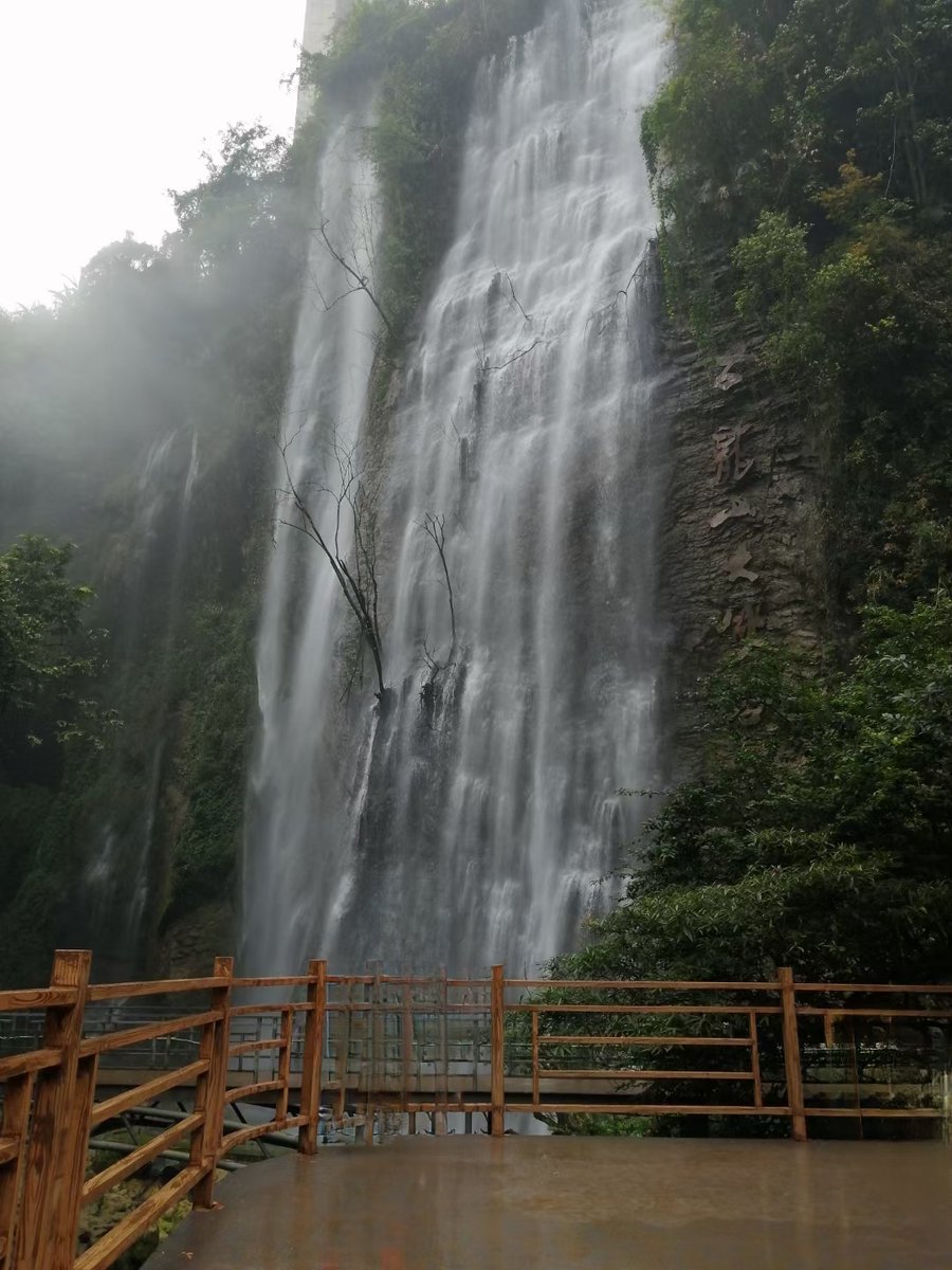 qrszfr's tweet photo. I stood by the vast waterfall, with rough rocks under my palm, and heard the roaring waves as if the earth was embarking on a huge adventure. https://t.co/09QRarADAS