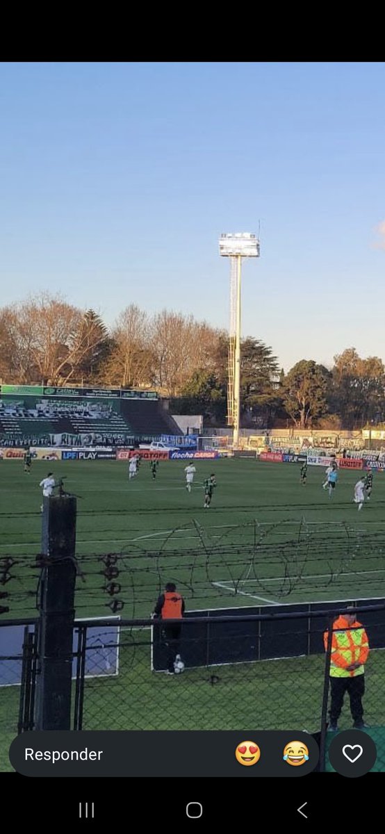jp_darwin18's tweet photo. @InfoRealNCH Llevas 8000 personas de local  tenes 12 mil socios jajaja una tribuna clausurada pone foto con jugadores https://t.co/XONYBoqwg4