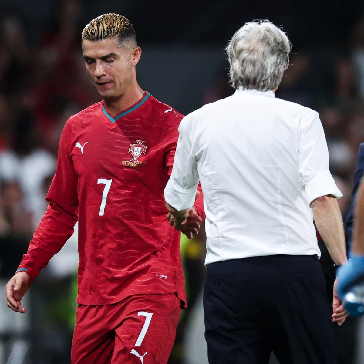 futtmais's tweet photo. Cristiano Ronaldo tem 146 gols pela seleção de Portugal em 233 jogos.

É o maior artilheiro da história do país e o maior artilheiro da história do futebol de seleções.

É uma pena que sua história pode terminar dessa maneira. https://t.co/kyStYaOkxw