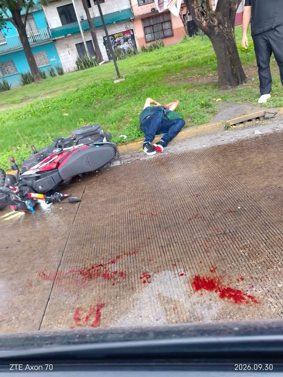 caronte_once's tweet photo. #Accidente
#moto
Circuito Interior casi Metro Consulado, en Dirección al Norte. 
Potro Derrapado 
Adulto de aprox 40 alfas. 
Con aparente lesión craneal. https://t.co/FEcyvpLbD0