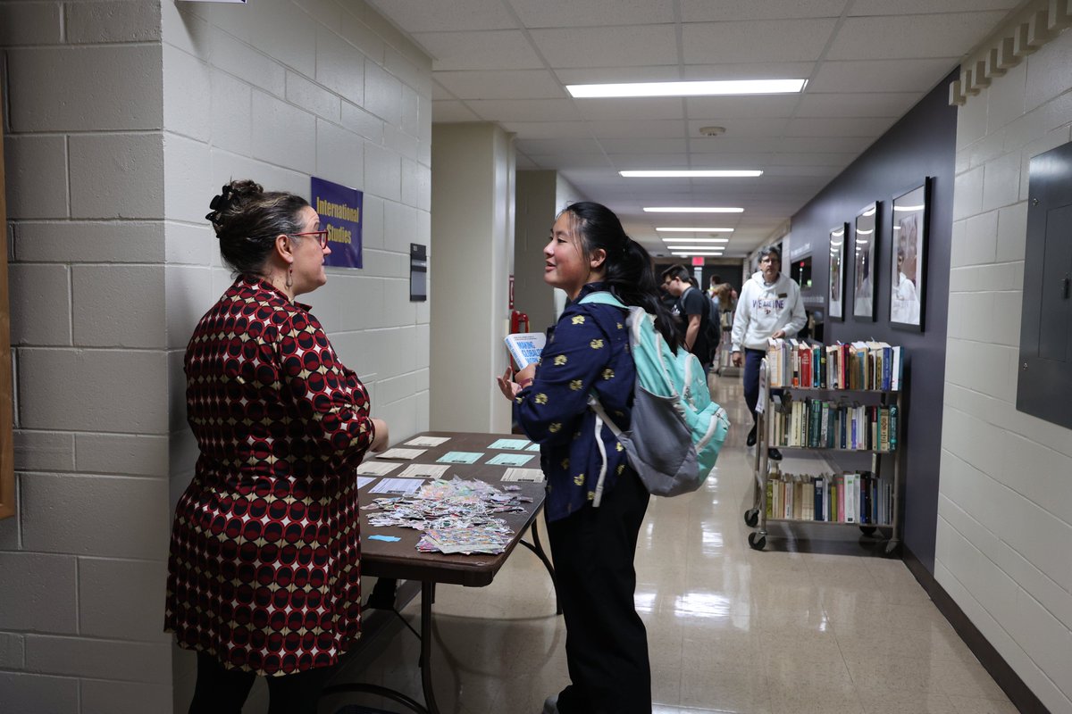 UWSPcols's tweet photo. Students attended today's Course Fair in CPS. @UWStevensPoint Humanities and Global Studies faculty connect with students to give them confidence and options ahead of spring advising. https://t.co/YfhKhQQzgy