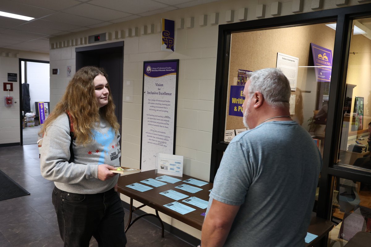 UWSPcols's tweet photo. Students attended today's Course Fair in CPS. @UWStevensPoint Humanities and Global Studies faculty connect with students to give them confidence and options ahead of spring advising. https://t.co/YfhKhQQzgy
