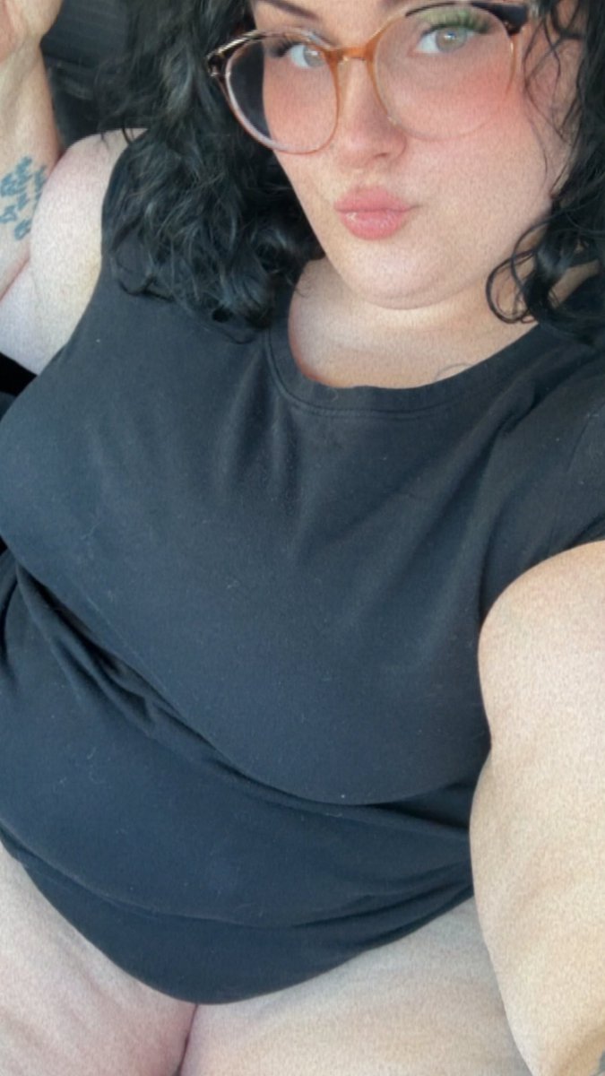 bashash886's tweet photo. A thick girl with a plate in front of her is a dangerous combination 😮💨🍽️😂
Be honest… you taking me out to eat or trying to become dessert? 👀💋
#BBw #BBWBeauty #ThickGirls #CurvyGirls #Foodie #FoodLover #DateNight #BigGirlEnergy #ThickAndFine #FoodPics https://t.co/ty6QSBUaUn