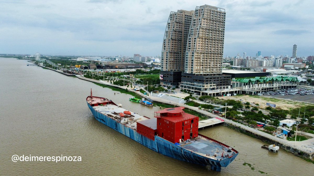 deimerespinoza_'s tweet photo. ¡Es oficial! ‘El Baqan’ ya llegó al Gran Malecón de Barranquilla: fue anclado en el muelle construido especialmente para recibirlo y ahora continuará su proceso de adecuación. https://t.co/bxe5sSNIyI
