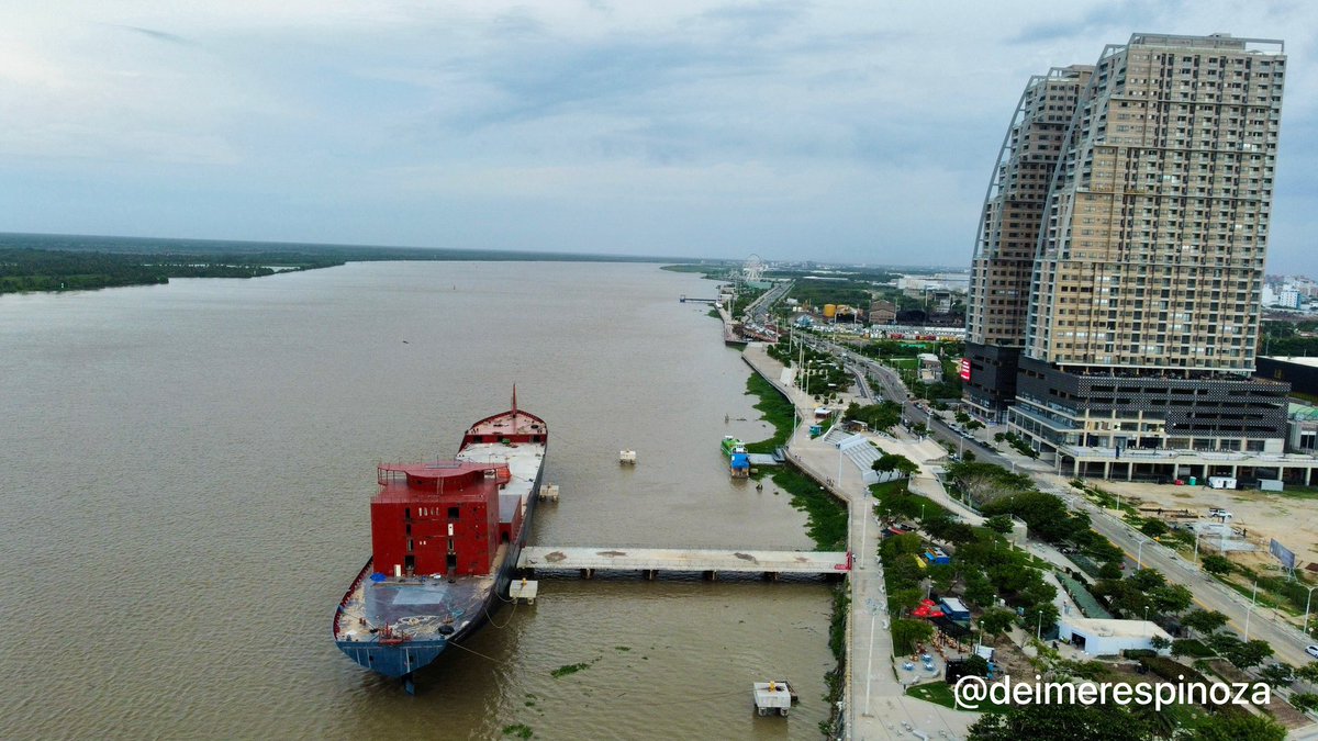 deimerespinoza_'s tweet photo. ¡Es oficial! ‘El Baqan’ ya llegó al Gran Malecón de Barranquilla: fue anclado en el muelle construido especialmente para recibirlo y ahora continuará su proceso de adecuación. https://t.co/bxe5sSNIyI