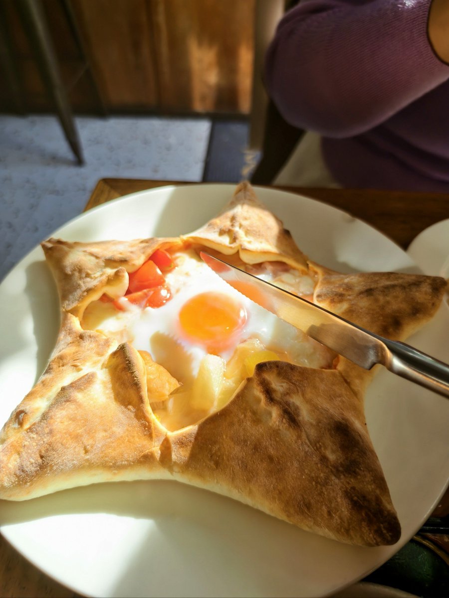 EmiliaShelldat's tweet photo. Hoy mientras cocinaba, gato me robó un trozo de tortilla que acabo de hacer. https://t.co/ViapywjKiK