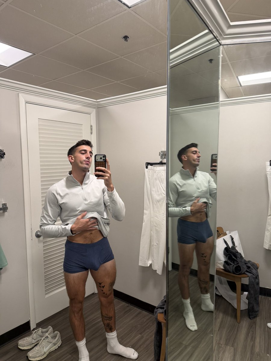 JoeySacco9's tweet photo. Took a break in the changing room https://t.co/NeqCH1tjYD