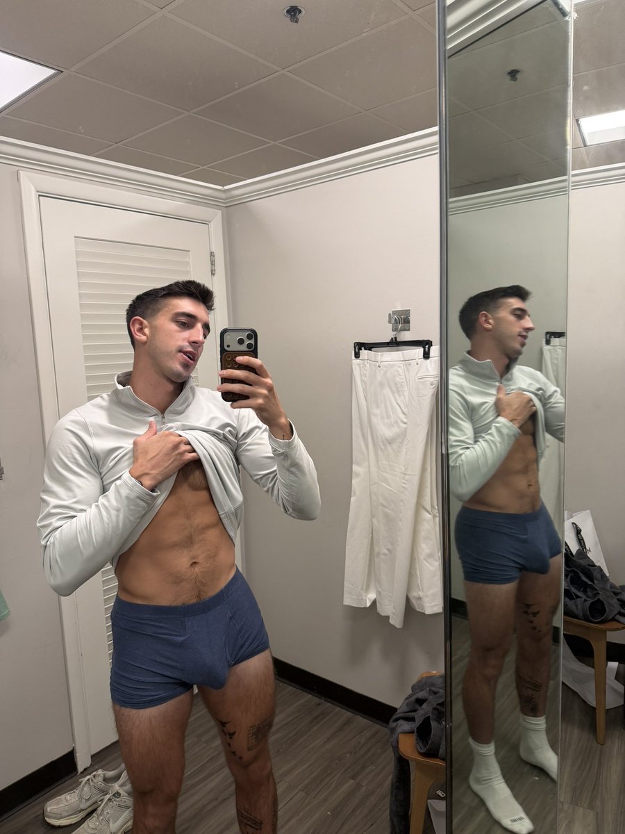 JoeySacco9's tweet photo. Took a break in the changing room https://t.co/NeqCH1tjYD