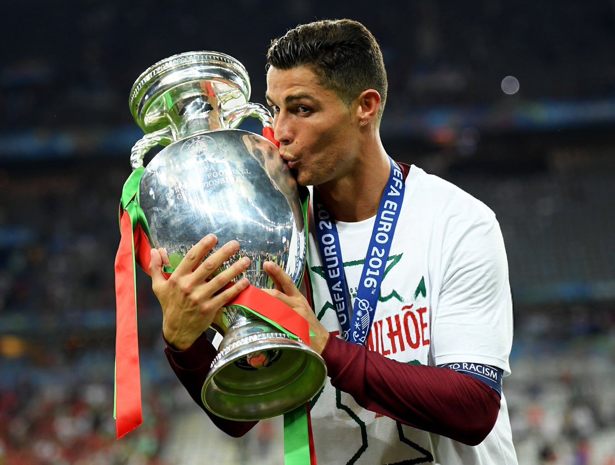 Messi_7070's tweet photo. معلومة:
هذه ارقام رونالدو بالبطولة الوحيدة الدولية التي يملكها بمسيرتة

- دخل بالتشكيلة الاسوأ باليورو
- اكثر من اهدر فرص كبيرة
- اكثر من فقد استحواذ لكل مباراة (2.4)
- اكثر من اهدر ركلات جزاء
- ساهم في مباراتين فقط من اصل 7 مباريات وكان كارثي في باقي المباريات
- هرب في النهائي https://t.co/Rbg4fMGhiC