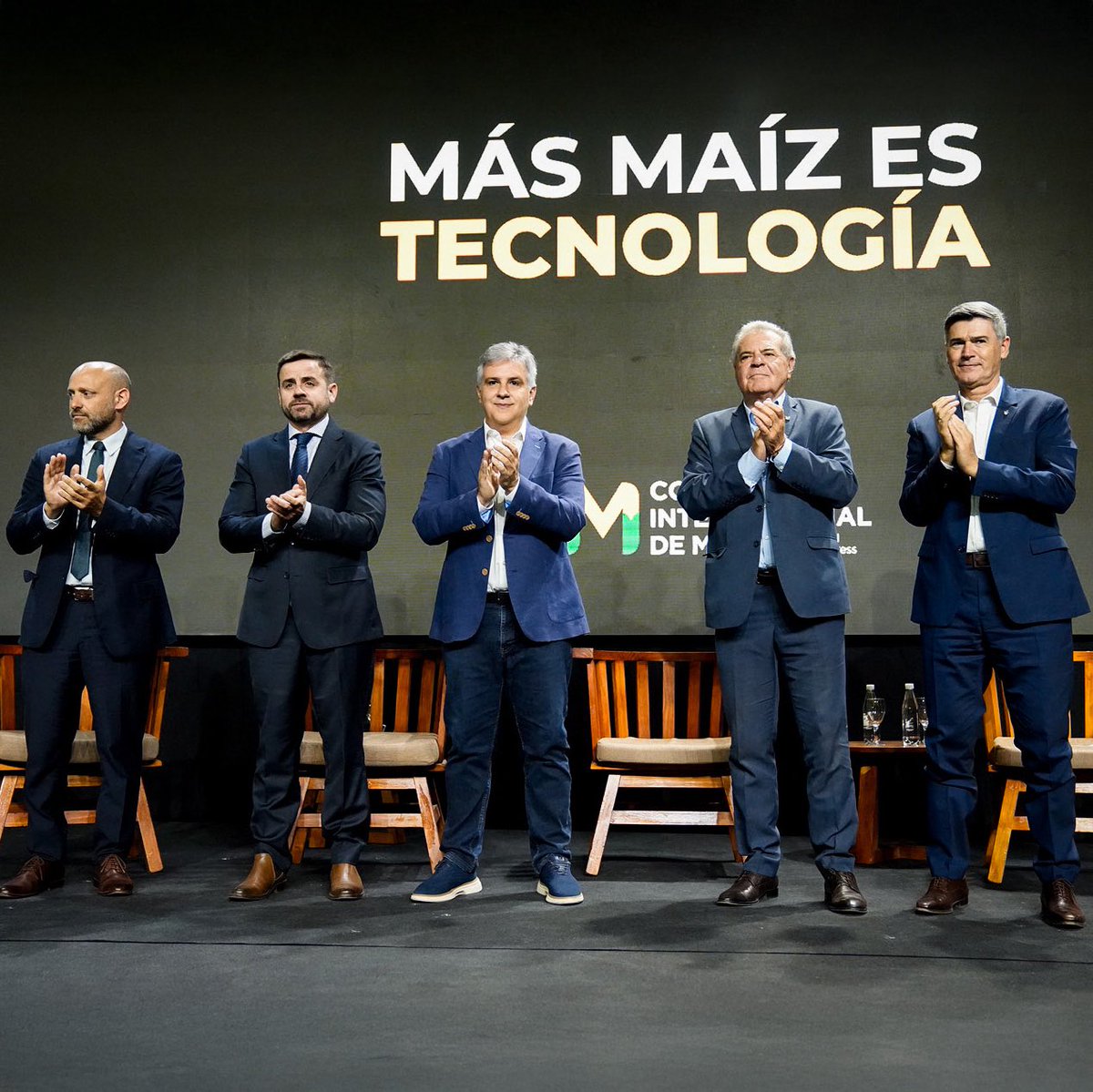 MartinLlaryora's tweet photo. ELIMINAR LAS RETENCIONES Y APROBAR LA NUEVA LEY DE BIOCOMBUSTIBLES

Hoy, en la apertura del Congreso Internacional de Maíz (@CongresoMaiz) , coincidimos nuevamente en la necesidad de eliminar las malditas retenciones y avanzar con la sanción definitiva del nuevo régimen nacional de #Biocombustibles.

#Córdoba es la principal productora de maíz del país y en la campaña 2025/2026 alcanzó el mayor volumen de su historia.

Este crecimiento es resultado del trabajo de nuestros productores y de la incorporación de tecnología, genética, agricultura de precisión y buenas prácticas en el agro.

Pero imaginemos todo lo que podríamos hacer si dejáramos atrás este impuesto distorsivo. Menos retenciones significa más recursos para invertir, generar #empleo y fortalecer la actividad económica en nuestros pueblos y localidades.

#HacerParaCrecer