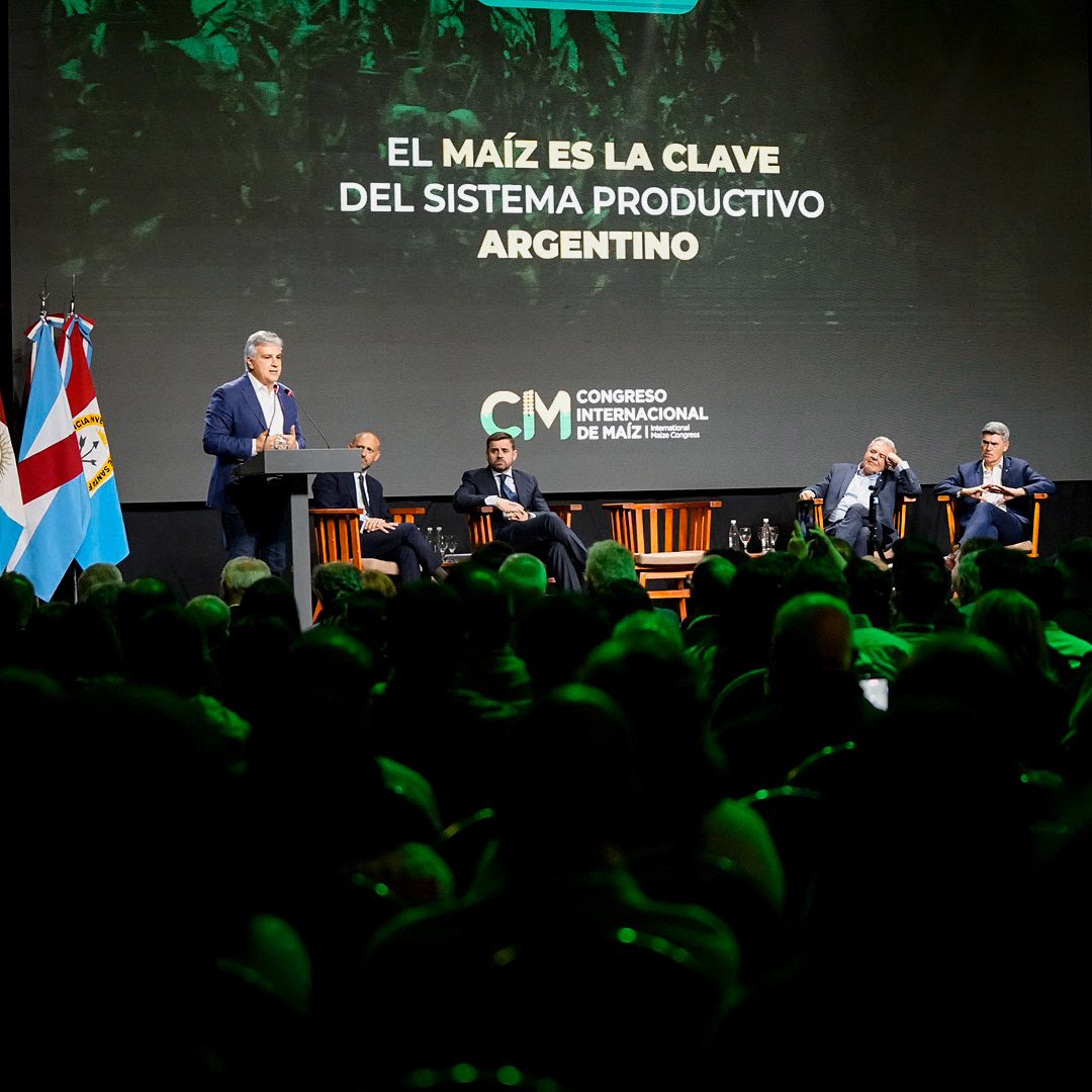 MartinLlaryora's tweet photo. Pero no solo alcanza con producir más. Necesitamos una política nacional de Estado que permita transformar esa materia prima en industria, tecnología y empleo.

La #RegiónCentro concentra entre el 50% y el 60% de la producción nacional de maíz en las últimas cinco campañas. Queremos que nuestros camiones dejen de transportar materia prima bruta y lleven productos procesados, con mayor valor agregado. Por eso también es fundamental avanzar con la nueva Ley de Biocombustibles, que ya tiene media sanción del Senado. 

Es increíble que en un país que produce 70 millones de toneladas de maíz todavía estemos peleando para tener una ley que incentive su industrialización.

Tenemos producción, conocimiento y capacidad tecnológica. Necesitamos políticas que acompañen ese desarrollo y permitan generar más oportunidades y trabajo en cada rincón.

Desde #Córdoba vamos a seguir defendiendo una agenda que incentive el agregado de valor y fortalezca al interior productivo.

#HacerParaCrecer