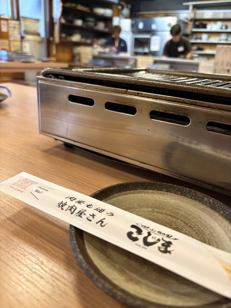 junkokakei's tweet photo. 羽曳野にある「焼肉こじま」さん
煙モクモクのお店です！ファブリーズ必須
写真のお肉は、希少部位のミスジ。
薄切りにされた綺麗なミスジを、網の上でさっと炙り��濃厚な卵に絡めていただきます。
口の中でとろけるような柔らかさと旨味が広がって、本当に至福のひとときでした。

#焼肉こじま https://t.co/kzaW0QnkdG