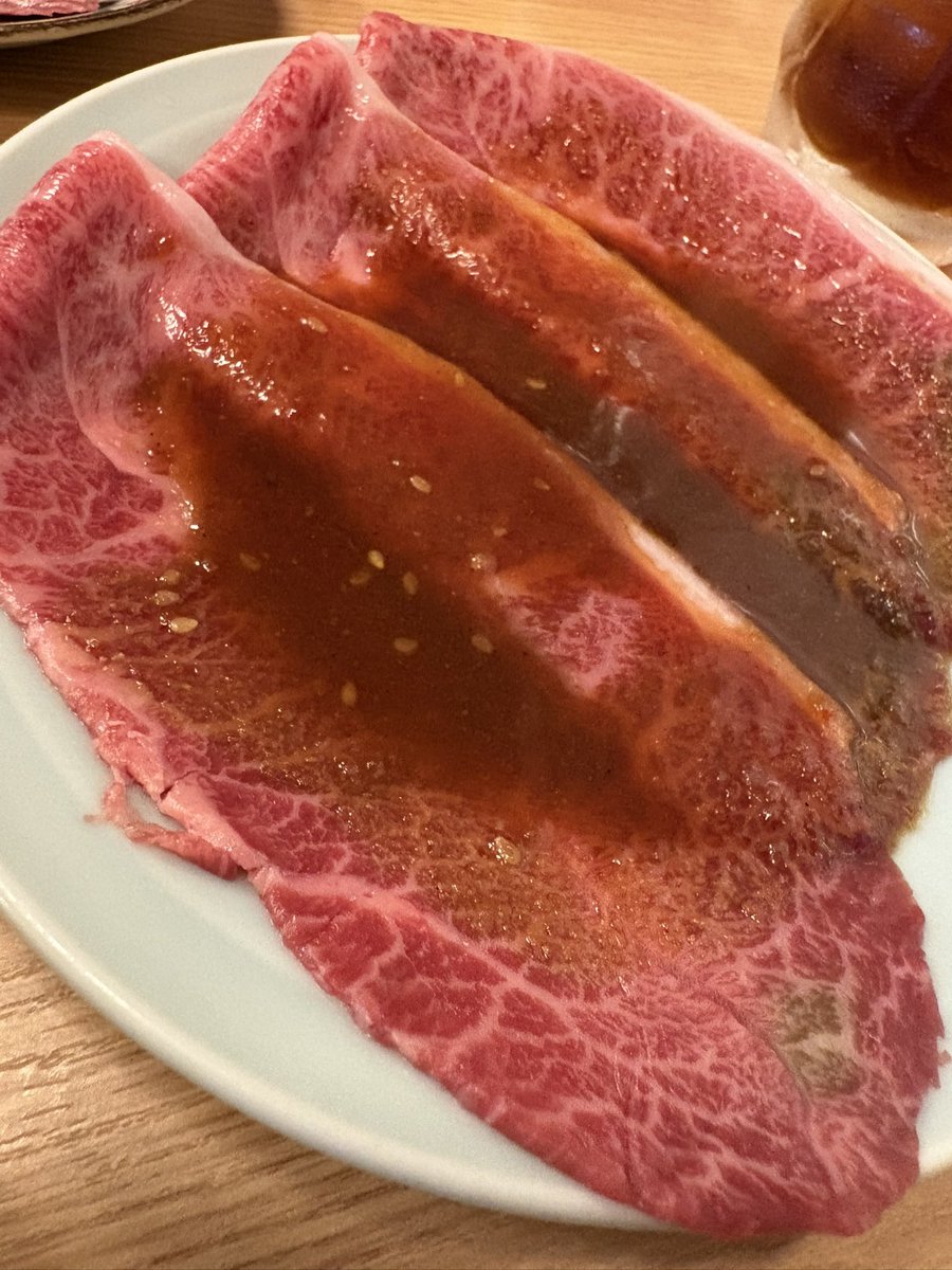 junkokakei's tweet photo. 羽曳野にある「焼肉こじま」さん
煙モクモクのお店です！ファブリーズ必須
写真のお肉は、希少部位のミスジ。
薄切りにされた綺麗なミスジを、網の上でさっと炙り��濃厚な卵に絡めていただきます。
口の中でとろけるような柔らかさと旨味が広がって、本当に至福のひとときでした。

#焼肉こじま https://t.co/kzaW0QnkdG