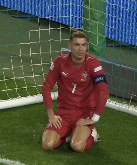 AndreiDubois's tweet photo. Messi y Cristiano Ronaldo jamás podrán sentarse en la misma mesa. El portugués nunca estuvo a la altura. https://t.co/vUW7UKnFx8
