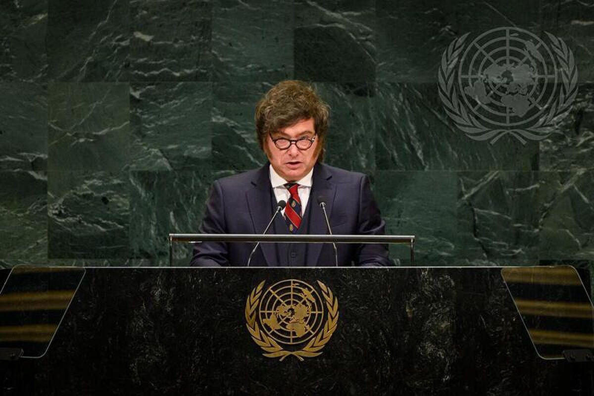 tiempoarg's tweet photo. 🔵 #PanoramaEconomico | Enclave exportador de riquezas

💬 "Frente al remate de los recursos naturales y la entrega del patrimonio nacional en la ONU, el modelo de Milei reflota la matriz extractivista criticada por Galeano para profundizar el saqueo y la desigualdad. Un alineamiento ciego con las corporaciones transnacionales que contrasta con la soberanía planteada por Brasil y condena al país al sacrificio eterno".

✍️ @CarlosHeller | https://t.co/KTSLQd2D3U