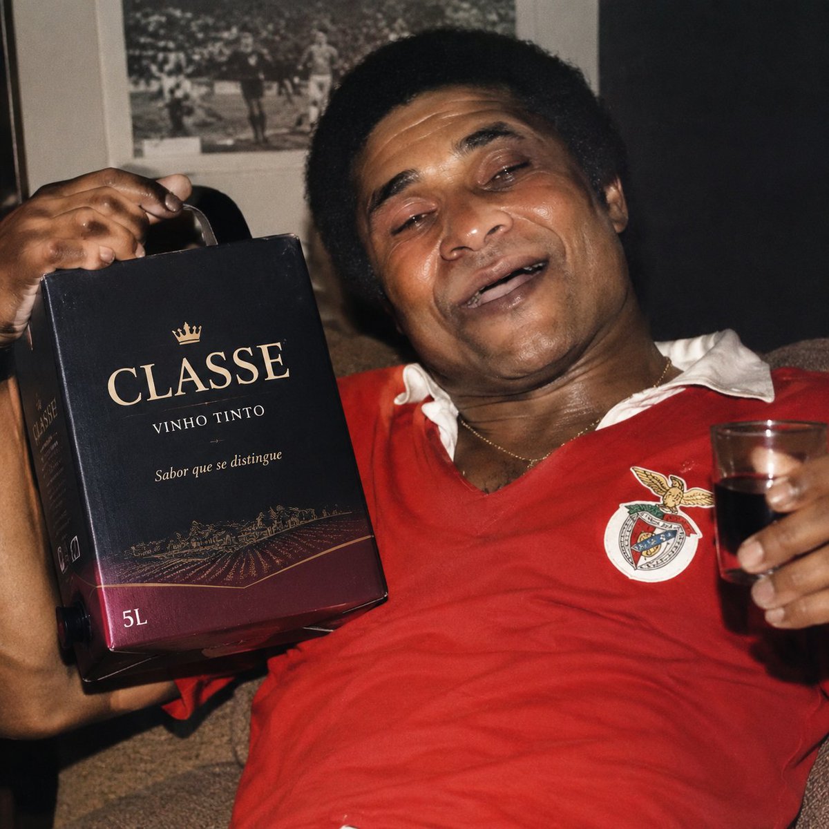 VDZSCP's tweet photo. Claro que se compra, o eusébio estava sempre com ela na mão. https://t.co/6WzcPpr2Sa