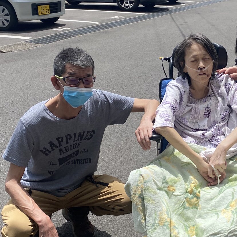 matever1's tweet photo. 結婚して間もないツーショット
カミさん亡くなる少し前のツーショット
いつもラブラブでは無いけど
あんまり喧嘩した事も無く
喧嘩しても決して翌日には持ち越さない

空気のようなカミさんでした
誤解の無いように、空気無かったら生きられ無いでしょ❓
そういうカミさんだったんです
#思い出 https://t.co/VsEu3FvBYo