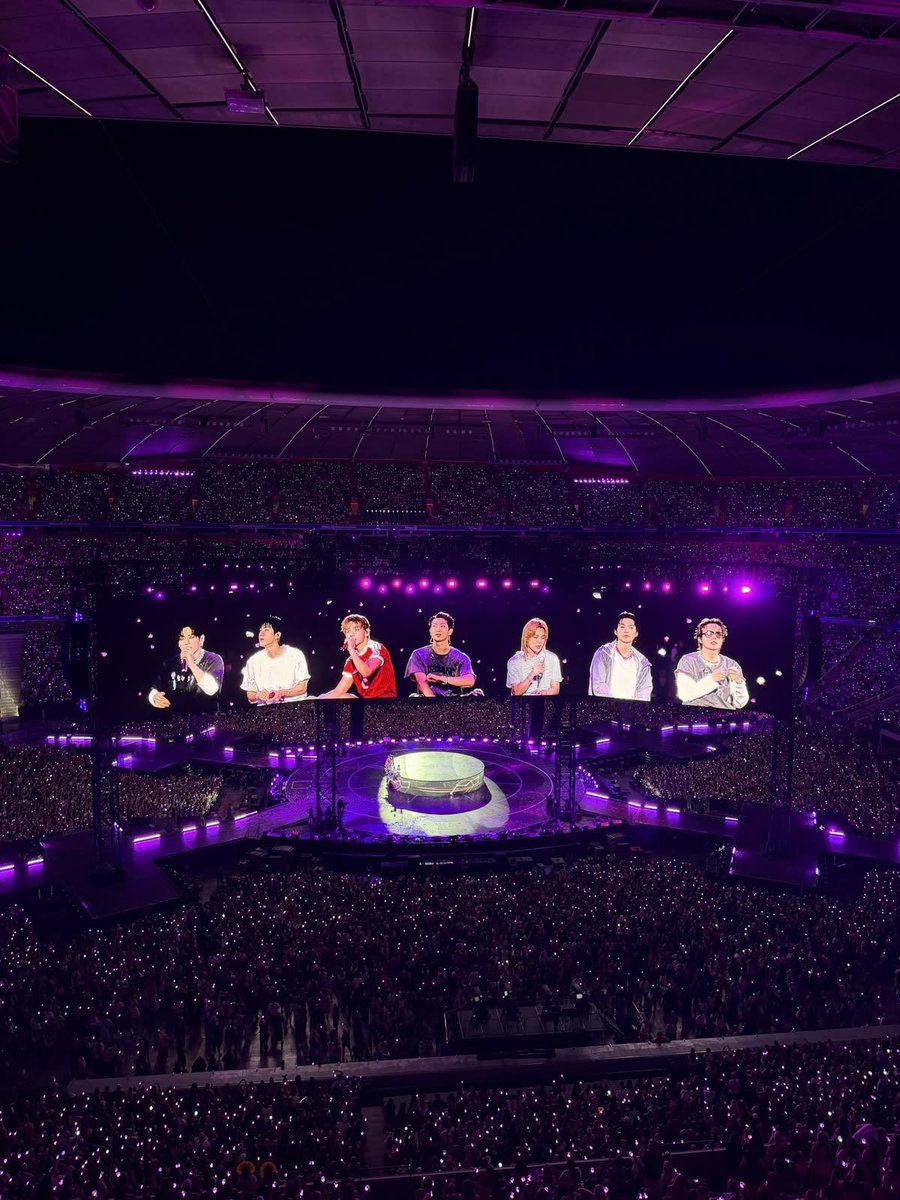 thvxrem's tweet photo. NAAAAH VIEJO,, cómo me vas a sacar semejante estructura???? es una burla.

el ojo derecho de jungkook entra nada más en la pantalla del medio.... https://t.co/xDwRlAiTzN