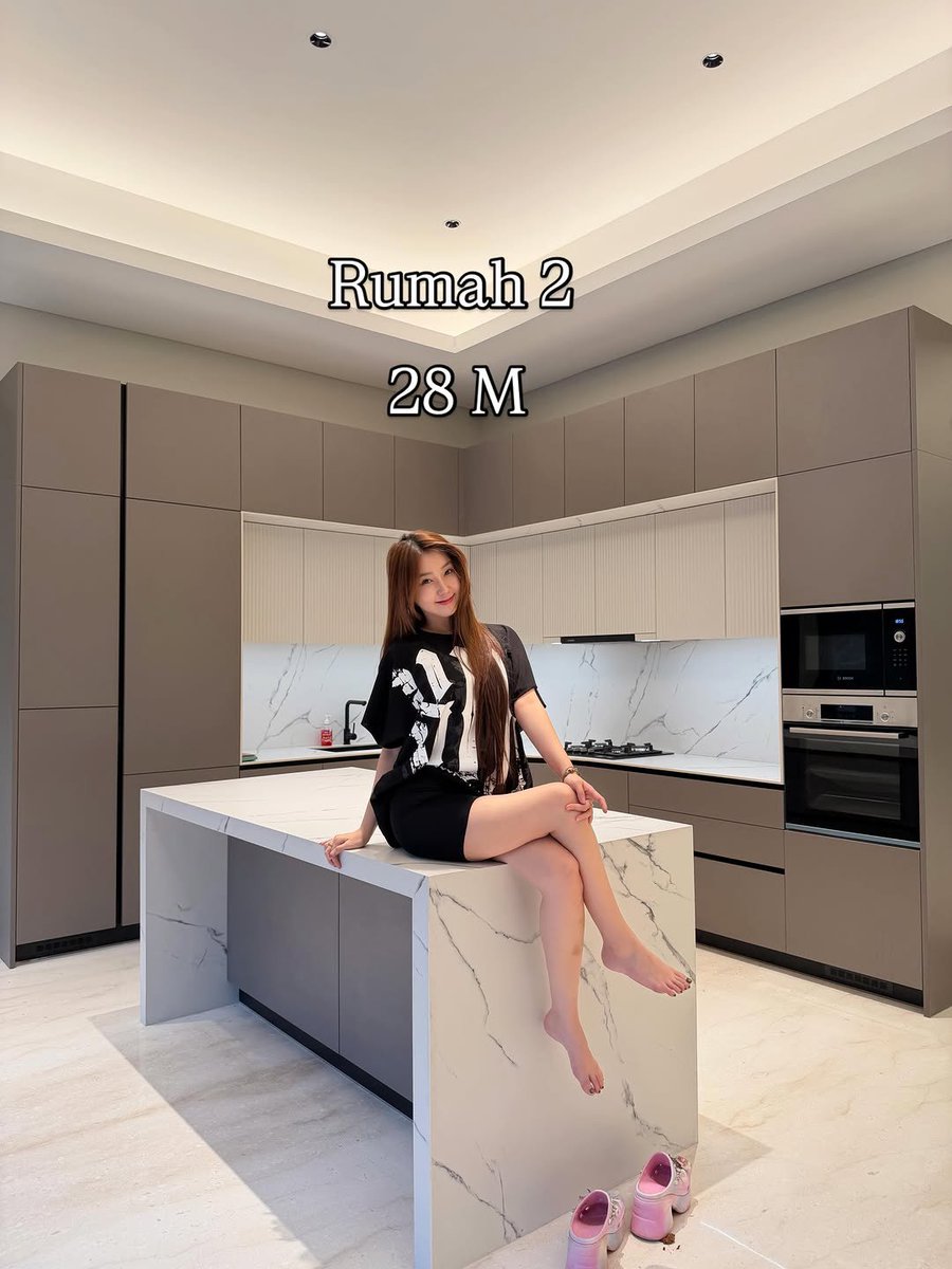 chaaaaww's tweet photo. Stop deh kalian, influencer, meromantisasi kemiskinan begini!

Dulu ada Jessica Jane sama lakinya yang dihujat krn konten memiskin-miskinkan diri tp pake hermes puluhan juta. Sekarang Vilmei, nyari kerjaan, nyari kontrakan setelah sebelumnya hunting rumah puluhan miliar sambil pamer iphone.

Lo sakjiw!

Di negara ini nyari kerja susah. Dapet gaji yang layak juga ga gampang. Banyak orang bertahan kerja hari ini cuma biar besok masih bisa makan. Jangan ngomong rumah puluhan miliar deh, bayar kontrakan tiap bulan buat banyak orang tuh engap.

Plisdeh, berhenti jadiin kemiskinan sbg konten. Jangan jadiin hidup susah sbg gimmick lo nyari duit!

Kalo duit udah banyak, hidup udah enak, seengganya punya sedikit empati. Atau sekalian aja, moga keinginan lo buat hidup susah beneran Tuhan kabulin.