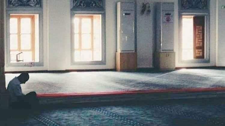 AdelAliBinAli's tweet photo. "هناك نعمة عظيمة وقت البلاء اسمها (ستر الانكسار)، حين يسترك ربك من انكشاف ضعفك وانهيارك أمام خلقه، وأن تتقبل أقداره بمنتهى الرضا، حتى إذا خلوت تنكسر بين يديه وحده. لنعلم أن هدوء المبتلى ليس دليلاً على راحة باله، وإنما هو مستور من الانكسار أمام العباد" https://t.co/IGIdjotT0G