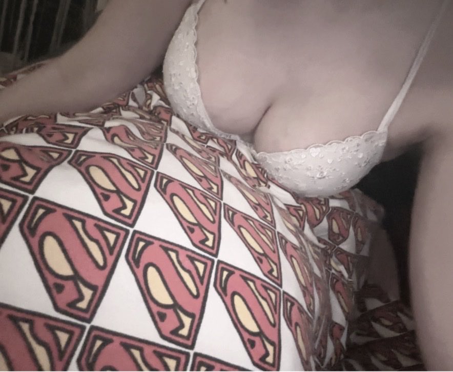 Cupids_Pie's tweet photo. Nerdy femme with her superman sheets https://t.co/QDqAfS8VTl