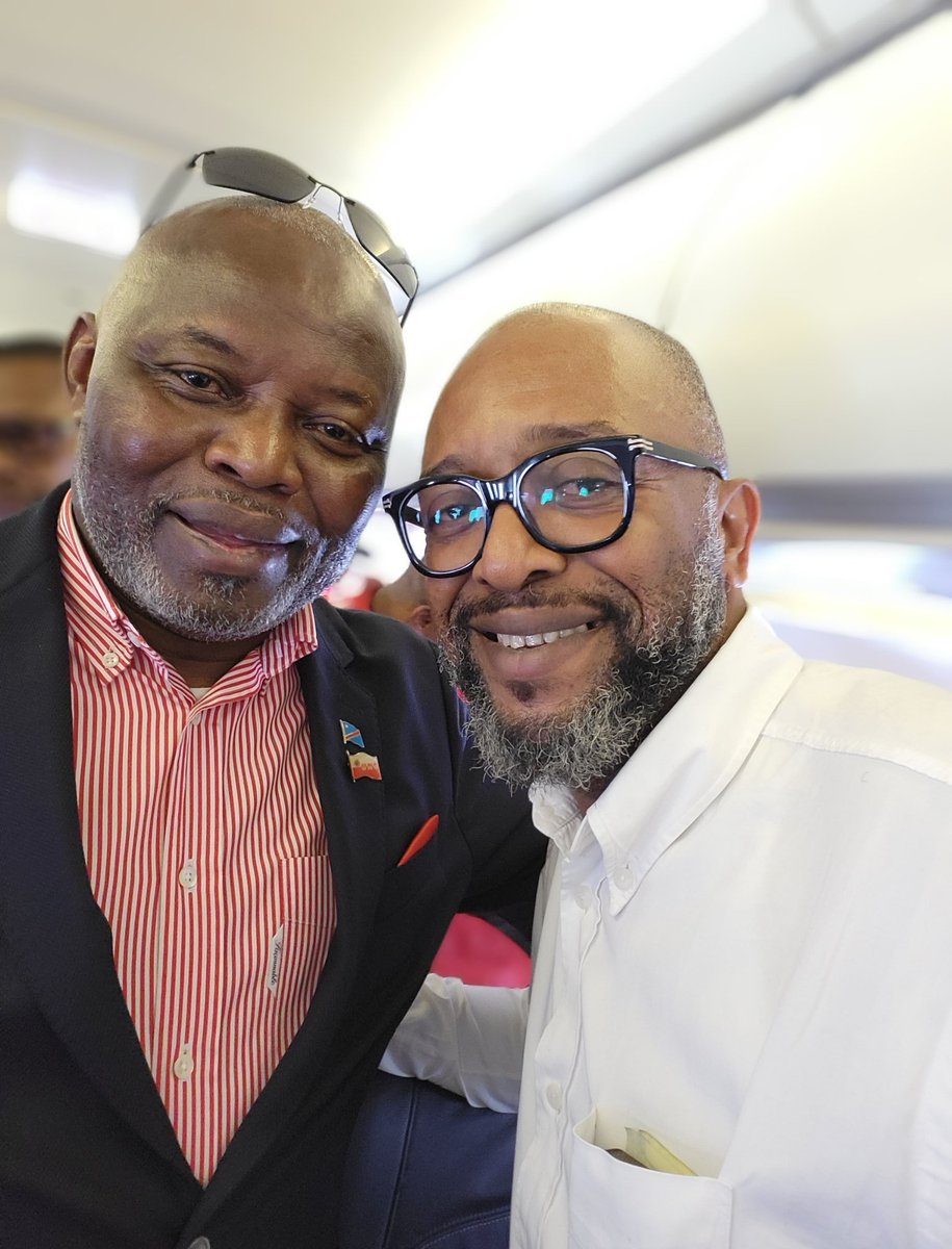 MigaboNick's tweet photo. 🦁 Le LION ET LE CHACAL 

Dans une grande forêt vivait un vieux lion, respecté pour sa stature, son expérience et son influence. Autour de lui gravitaient plusieurs animaux, dont un petit chacal qui avait longtemps profité de sa proximité.

Tant que le lion lui accordait sa protection, le chacal le couvrait d’éloges. Il vantait sa sagesse, sa force et sa grandeur. Grâce à cette proximité, il se faisait une place parmi les animaux de la forêt.

Mais un jour, le lion cessa de lui accorder les faveurs auxquelles il s’était habitué.

Le chacal, vexé, changea alors de discours. Celui qu’il appelait autrefois le roi de la forêt devint soudain, à ses yeux, un animal ordinaire. Il se mit à le provoquer, à contester son autorité et même à se comparer à lui.

Les autres animaux observaient la scène avec amusement. Ils savaient que le chacal avait confondu la proximité avec la grandeur, et les faveurs reçues avec le mérite personnel.

Le lion, lui, resta imperturbable. Il savait qu’un animal peut faire beaucoup de bruit sans jamais acquérir la stature de celui qu’il provoque.

Morale : On peut quitter l’ombre d’un géant, mais on ne devient pas géant simplement parce qu’on ose l’affronter. Et lorsqu’un ancien protégé transforme sa frustration en arrogance, il révèle moins la faiblesse de son bienfaiteur que les limites de sa propre grandeur.

La leçon politique est claire : on peut contester @VitalKamerhe1 , comme tout acteur politique, mais se comparer à lui ne suffit pas à acquérir son parcours, son expérience ni sa stature. Le bruit n'a jamais remplacé le poids politique.
