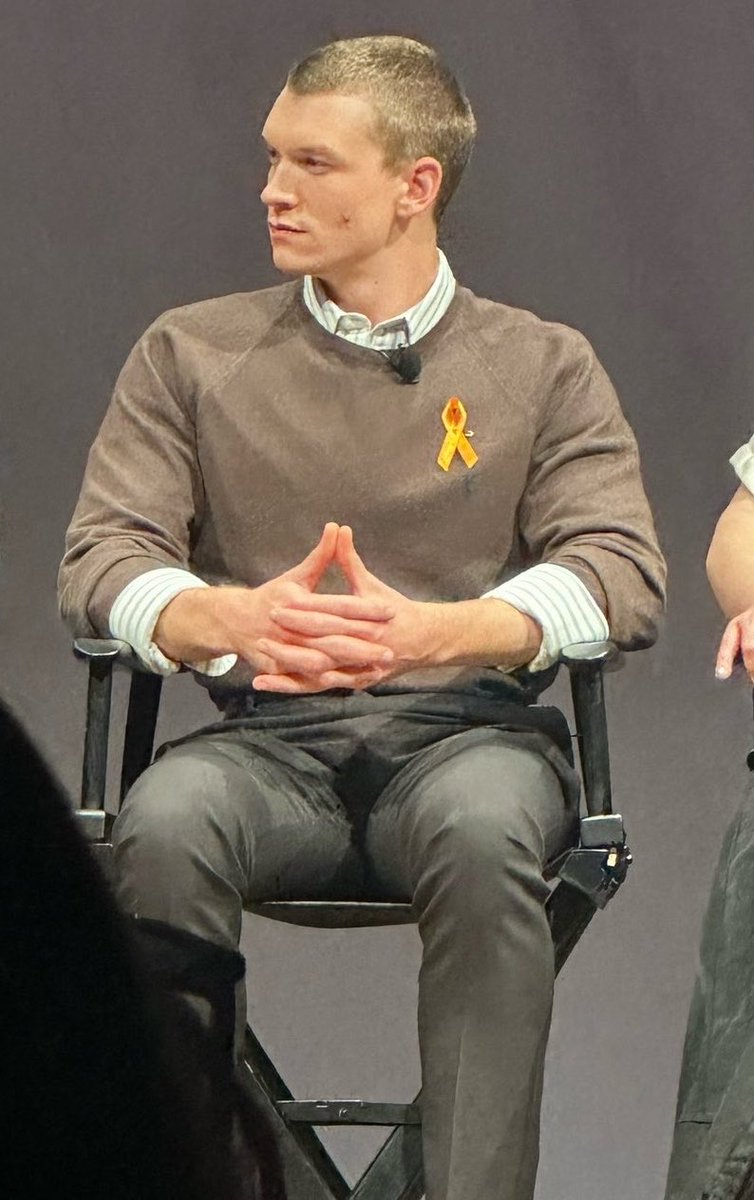 chalastorr's tweet photo. i love how he demonstrates the importance of sitting up straight and focused during a panel #classy #polite #attentive https://t.co/pC7fskDvvu