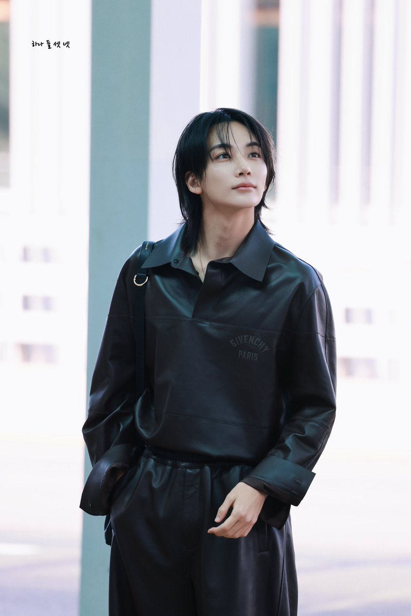 cheolhanclub's tweet photo. JEONGHAN AT GIVENCHY PFW
#JEONGHANxGIVENCHY
#GivenchySS27
#ParisFashionWeek
@pledis_17 @givenchy https://t.co/fZKW7mDC65