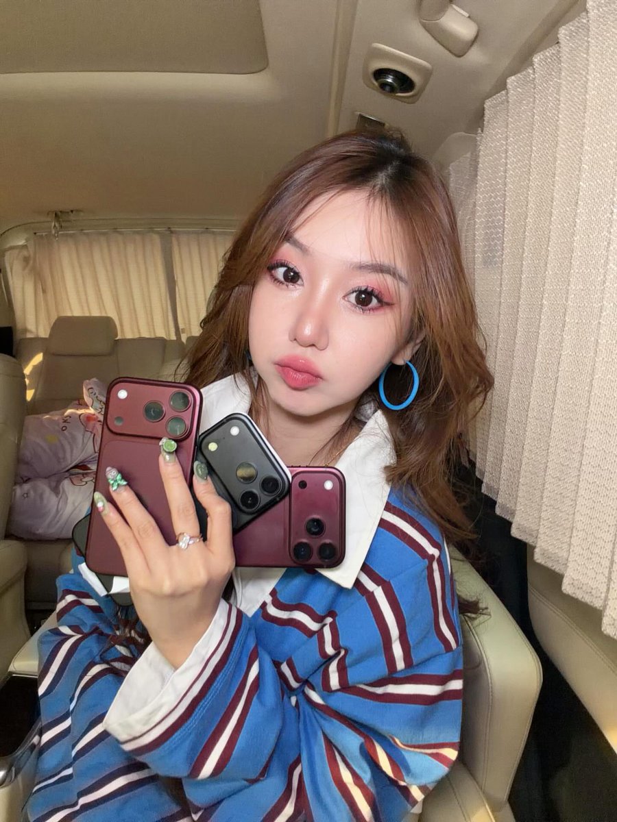 chaaaaww's tweet photo. Stop deh kalian, influencer, meromantisasi kemiskinan begini!

Dulu ada Jessica Jane sama lakinya yang dihujat krn konten memiskin-miskinkan diri tp pake hermes puluhan juta. Sekarang Vilmei, nyari kerjaan, nyari kontrakan setelah sebelumnya hunting rumah puluhan miliar sambil pamer iphone.

Lo sakjiw!

Di negara ini nyari kerja susah. Dapet gaji yang layak juga ga gampang. Banyak orang bertahan kerja hari ini cuma biar besok masih bisa makan. Jangan ngomong rumah puluhan miliar deh, bayar kontrakan tiap bulan buat banyak orang tuh engap.

Plisdeh, berhenti jadiin kemiskinan sbg konten. Jangan jadiin hidup susah sbg gimmick lo nyari duit!

Kalo duit udah banyak, hidup udah enak, seengganya punya sedikit empati. Atau sekalian aja, moga keinginan lo buat hidup susah beneran Tuhan kabulin.