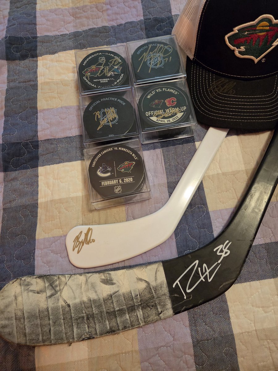 ShawneebGood's tweet photo. What a practice in Minny today! Met and talked many of the guys. Jr got his game used Hartman stick signed and we git a pile of other autos! Boys were off to Nashville right after practice. Billy G is the man, what a nice guy! https://t.co/xnG99URWvr