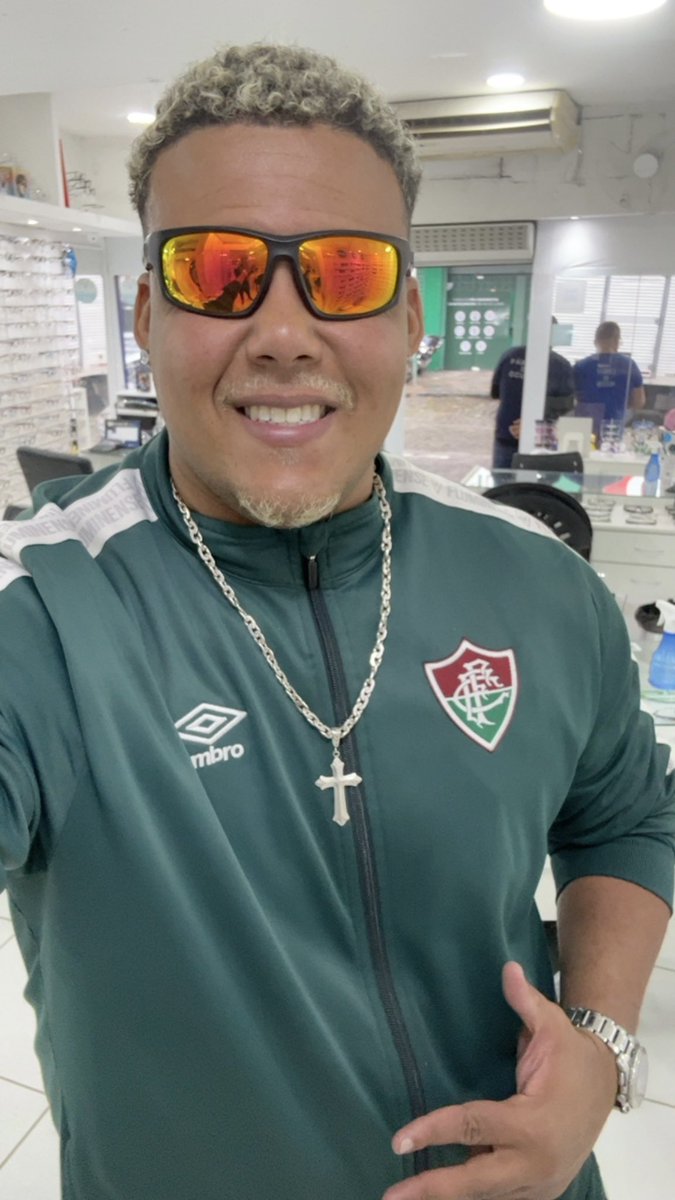jttricolor9's tweet photo. COMO PODE UM ÓCULOS MUDAR TANTO A FISIONOMIA DE UMA PESSOA , AINDA BEM QUE EU FICO BONITO NAS DUAS VERSÕES 😂😂😂

NERD / CRIA https://t.co/pZrbgAhgQ8