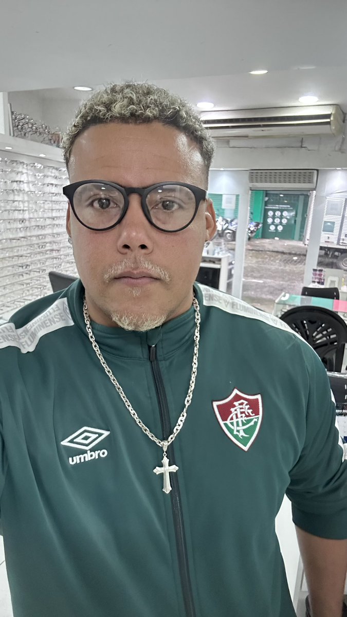 jttricolor9's tweet photo. COMO PODE UM ÓCULOS MUDAR TANTO A FISIONOMIA DE UMA PESSOA , AINDA BEM QUE EU FICO BONITO NAS DUAS VERSÕES 😂😂😂

NERD / CRIA https://t.co/pZrbgAhgQ8