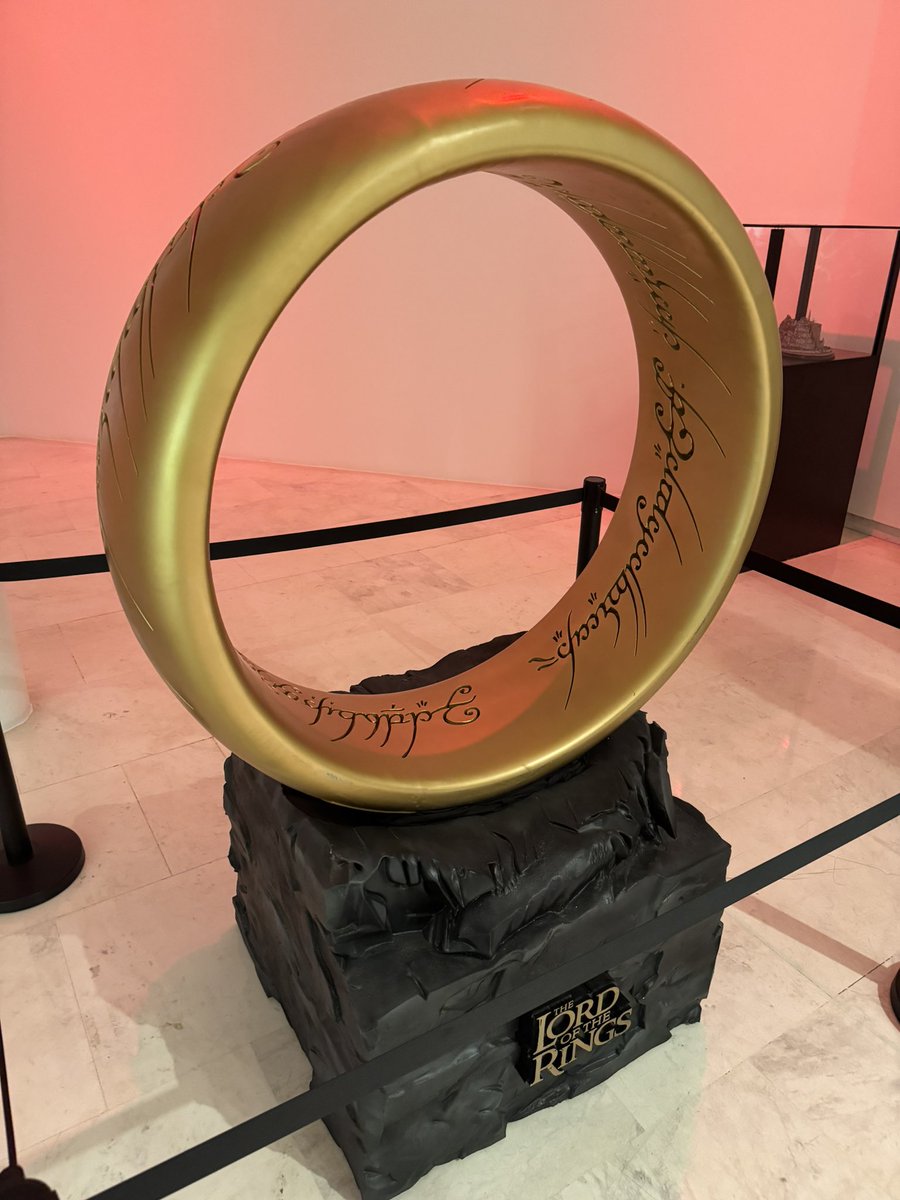 soydjdas's tweet photo. La expo chulísima 😍 #LOTR https://t.co/JqB27WSQH6