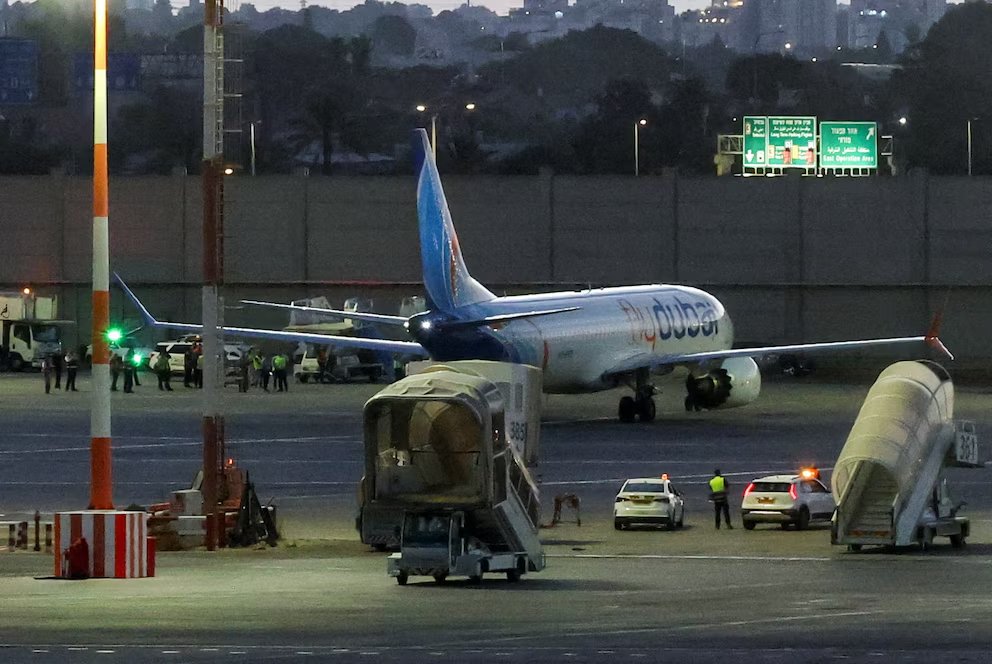 infobae's tweet photo. INDIA CONFIRMÓ QUE EL CAPITÁN ATACADO EN EL VUELO DE FLYDUBAI SIGUE INTERNADO EN ARABIA SAUDITA
La Embajada de la India en Riad informó este miércoles de que el capitán Smit Machchhar, piloto del vuelo FZ1073 de Flydubai, se encuentra en condición estable.
Según el comunicado, difundido en redes sociales, el piloto está ingresado en un hospital de la ciudad saudí de Tabuk y recibe atención médica.
La legación, que sigue el caso junto al Consulado de la India en Yeda, precisó que aguarda un parte completo sobre su salud.
🔗 Leé la nota completa: https://t.co/WJMd7UeKRK