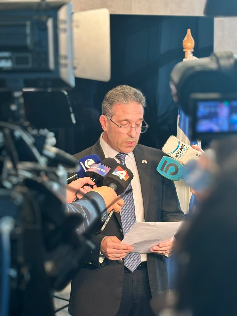 IsraelinUruguay's tweet photo. El Embajador Eldad Hayet compartió información sobre el grave incidente ocurrido hoy a bordo del vuelo de Flydubai en la ruta Dubai–Tel Aviv.
Israel estima que se trató de un intento de atentado terrorista yihadista contra israelíes, los EAU y los Acuerdos de Abraham.
La intervención heroica del copiloto, la tripulación y los pasajeros evitó una masacre.
El terrorismo no quebrará los lazos entre Israel y los EAU ni detendrá los avances de paz y cooperación en la región.